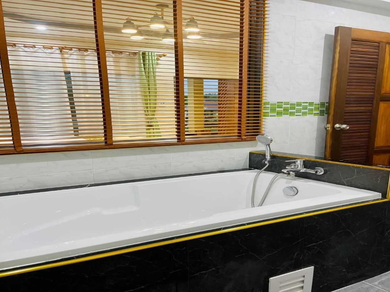 Capital O 75518 Baan Rose Resort Ao Luk Екстериор снимка